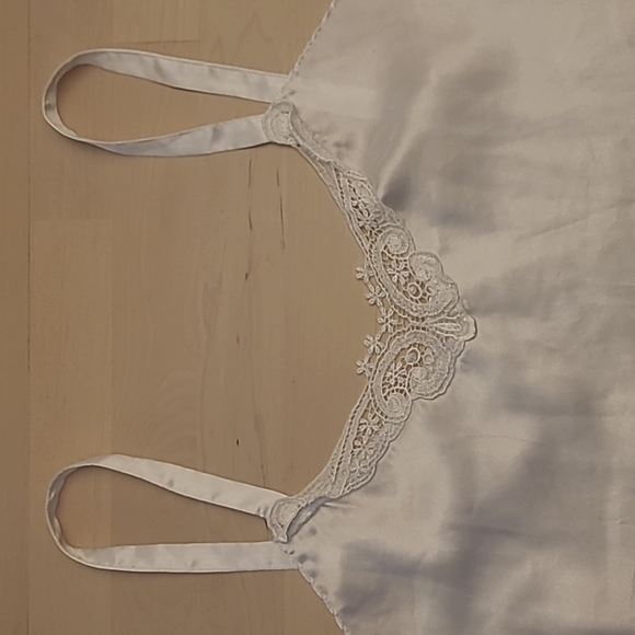 EUC VTG 1980s Chic by h.i.s White Satin Feel Lace Neckline Camisole - Picture 3 of 11
